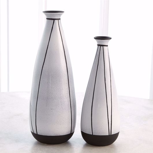 Picture of BLACK/WHITE LINEAR BOTTLE
